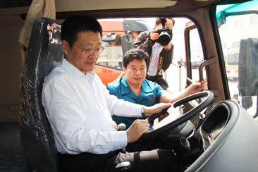 市长葛红林一行到中国重汽成都王牌公司调研,就012新工厂建设,新产品